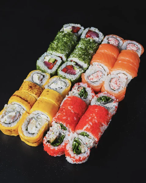 Sushi Set Nigiri Sushi Rolky Sloužil Černém Kamenném Pozadí Koncept — Stock fotografie