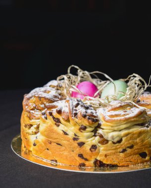 Paskalya Keki - Rus ve Ukrayna Geleneksel Kulich, Paska Paskalya Ekmeği. Seçici odaklanma. Siyah arka plan, dini bayram kutlamaları. Bahar, Paskalya kutlaması konsepti.