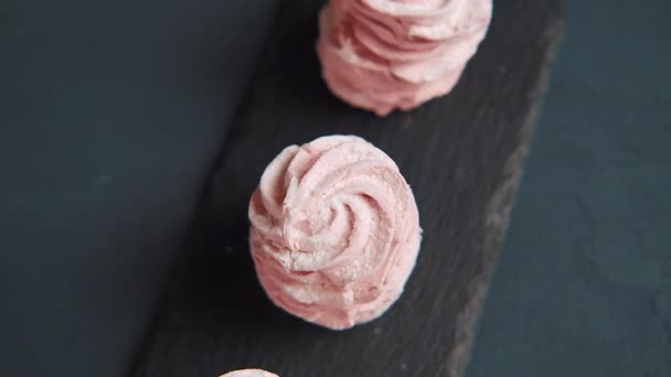 Zblízka Panorama Pohled Tři Růžové Zephyr Cookies Sloužil Černé Marshmallow — Stock video