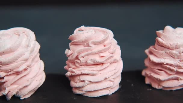 Närbild Panorama Utsikt Över Tre Rosa Zephyr Cookies Serveras Svart — Stockvideo