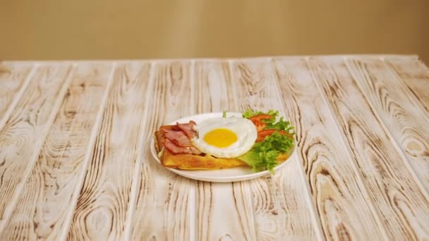 Ochtend Ontbijt Belgische Wafel Met Eieren Spek Tomaten Sla Salade — Stockvideo