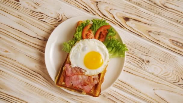 Desayuno Por Mañana Con Gofres Belgas Huevos Tocino Tomates Ensalada — Vídeos de Stock