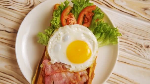 Desayuno Por Mañana Con Gofres Belgas Huevos Tocino Tomates Ensalada — Vídeos de Stock