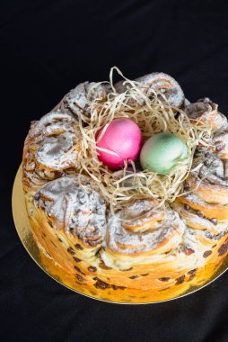 Paskalya Keki - Rus ve Ukrayna Geleneksel Kulich, Paska Paskalya Ekmeği. Seçici odaklanma. Siyah arka plan, dini bayram kutlamaları. Bahar, Paskalya kutlaması konsepti.