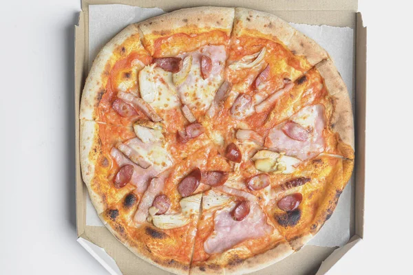 Pyszna Włoska Pizza Mięsna Białym Tradycyjny Przepis Siolated Białym Koncepcja — Zdjęcie stockowe
