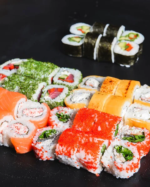 Sushi Set Nigiri Sushi Rolky Sloužil Černém Kamenném Pozadí Koncept — Stock fotografie