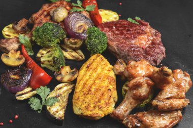 Acılı kızartma seti. Izgara tavuk, domuz ve sığır eti, siyah arka planda, barbekü sebzeli. Bira atıştırmalıkları, parti için akşam yemeği. Fast food, abur cubur kavramı.