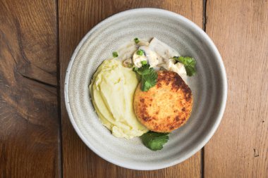 Et pirzolası, patates püresi ve mantar sosu kırsal ahşap arka planda bir kasede. Sağlıklı yemek, Gürcistan mutfağı konsepti.