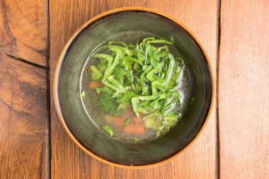 Kharcho çorbası, geleneksel Gürcistan çorbası, kırsal ahşap arka planda çorba kasesi. Gürcü mutfağı konsepti. Sağlıklı beslenme, akşam yemeği fikri.