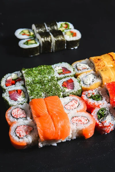 Sushi Set Nigiri Sushi Rolky Sloužil Černém Kamenném Pozadí Koncept — Stock fotografie