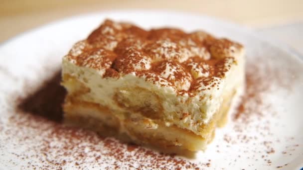 Câmera Move Lentamente Sobre Bolo Tiramisu Concentra Bolo Tiramisu Movimento — Vídeo de Stock