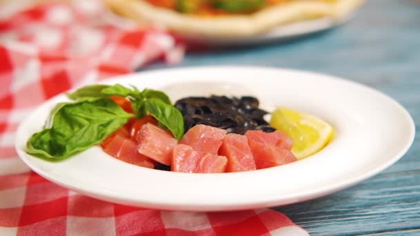 Pâtes Encre Seiche Noire Saumon Citron Basilic Dans Une Assiette — Video