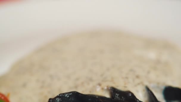 Pâtes Encre Seiche Noire Saumon Citron Basilic Dans Une Assiette — Video