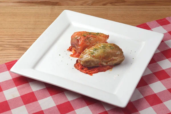 Pimentón Relleno Con Carne Arroz Verduras Servido Plato Blanco Sobre —  Fotos de Stock