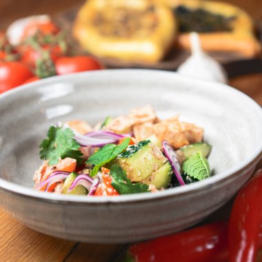 Sığır etli salata, soğan ve tatlı ve ekşi soslu kişniş. Kırsal ahşap arka planda bir kasede servis edilmiş. Gürcistan mutfağı. Sağlıklı yemek..