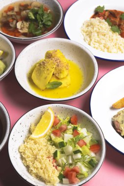 İtalyan yemeği pişti ve masada servis edildi. İtalyan mutfağı konsepti, masada bir sürü geleneksel yemek. Bulgur, sebzeli pilav, et, mantar çorbası ve çorba..