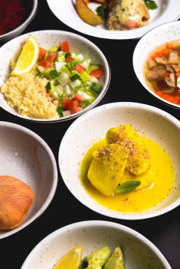 İtalyan yemeği pişti ve masada servis edildi. İtalyan mutfağı konsepti, masada bir sürü geleneksel yemek. Bulgur, sebzeli pilav, et, mantar çorbası ve çorba..