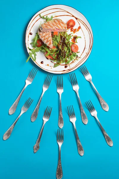 Close Still Life Tuna Steak Fresh Vegetables Arugula Seasoning Blue — Stock Photo, Image