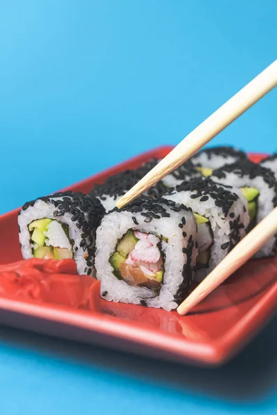 Set Sushi Sabroso Fresco Servido Plato Rojo Con Palillos Madera — Foto de Stock