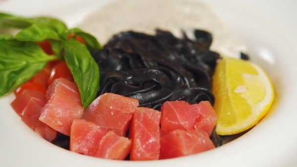 Pasta Tinta Sepia Negra Con Salmón Limón Albahaca Plato Blanco — Vídeos de Stock