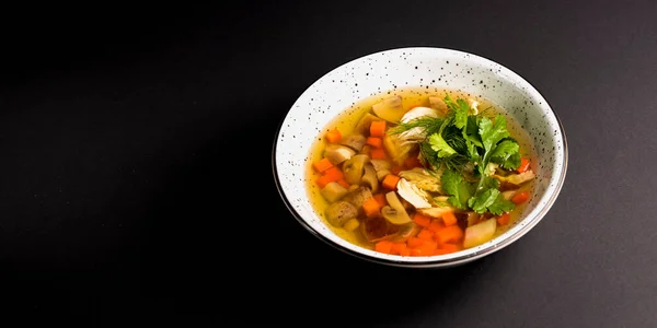 Sopa Pollo Con Verduras Champiñones Perejil Fresco Eneldo Encima Sirve — Foto de Stock