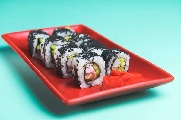 Smaklig Och Fräsch Sushi Som Serveras Röd Tallrik Med Ätpinnar — Stockfoto