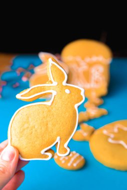 Parlak mavi arka planda geleneksel el yapımı zencefilli kurabiye koleksiyonu. Paskalya bayramı konsepti, bahar.