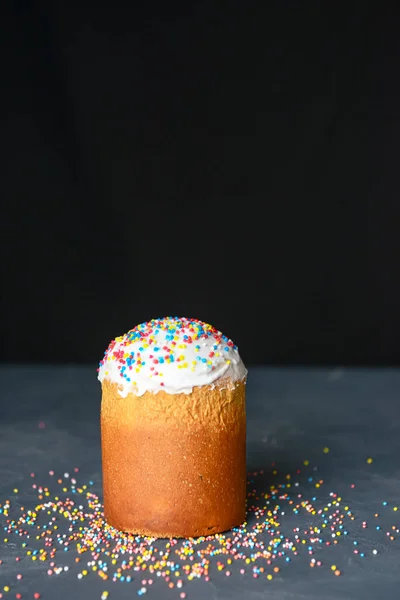 Osterkomposition Mit Orthodoxem Süßem Brot Kulich Und Streusel Auf Dunkelschwarzem — Stockfoto