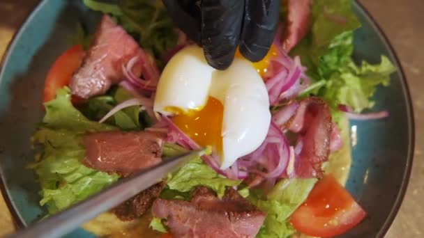 Insalata Fresca Con Verdure Arrosto Manzo Piatto Processo Fare Insalata — Video Stock