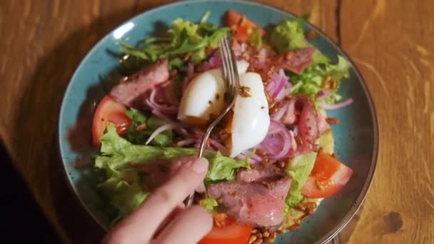 Insalata Fresca Con Verdure Arrosto Manzo Piatto Processo Fare Insalata — Video Stock