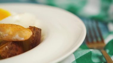 Sıcak salata. Sebzeli balık filetosu, mantar, haşlanmış yumurta, taze roka ve krema sosu tabakta, aşırı yakın çekim, seçici odaklanma. Kamera çanağın üzerinde yavaşça hareket ediyor. Sağlıklı yemek konsepti.