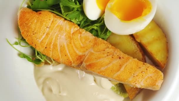 Warmer Salat Fischfilet Mit Gemüse Pilzen Gekochten Eiern Frischem Rucola — Stockvideo