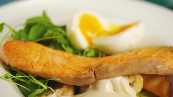 Warmer Salat Fischfilet Mit Gemüse Pilzen Gekochten Eiern Frischem Rucola — Stockvideo