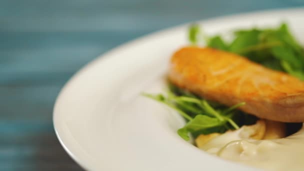 热沙拉 鱼片与蔬菜 煮熟的鸡蛋 新鲜的牛油果和奶油酱汁盘 极端接近 有选择的焦点 相机慢慢地在盘子上移动 健康晚餐的概念 — 图库视频影像