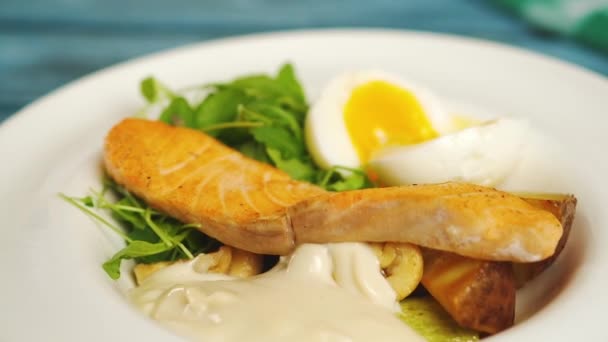 Warmer Salat Fischfilet Mit Gemüse Pilzen Gekochten Eiern Frischem Rucola — Stockvideo