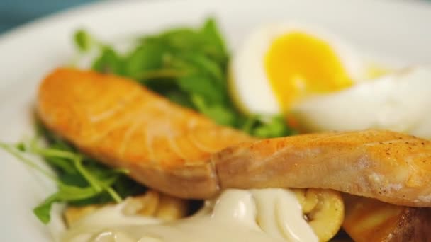 Ensalada Caliente Filete Pescado Con Verduras Champiñones Huevos Cocidos Rúcula — Vídeo de stock