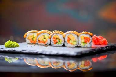 Maki Futomaki suşi rulosu, yılan balığı, yumurta, unagi sosu. Suşi menüsü. Japon yemeği. Yakın çekim, seçici odaklanma, bulanık bir arka plan. Geleneksel tarif.