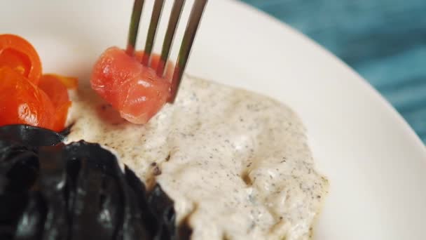 Pâtes Encre Seiche Noire Saumon Citron Basilic Dans Une Assiette — Video