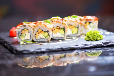 Maki Futomaki suşi rulosu, yılan balığı, yumurta, unagi sosu. Suşi menüsü. Japon yemeği. Yakın çekim, seçici odaklanma, bulanık bir arka plan. Geleneksel tarif.