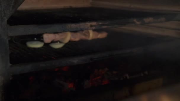 El chef está poniendo pinchos con carne en la parrilla sobre carbón. Carne en pinchos. Complejo restaurante. — Vídeos de Stock