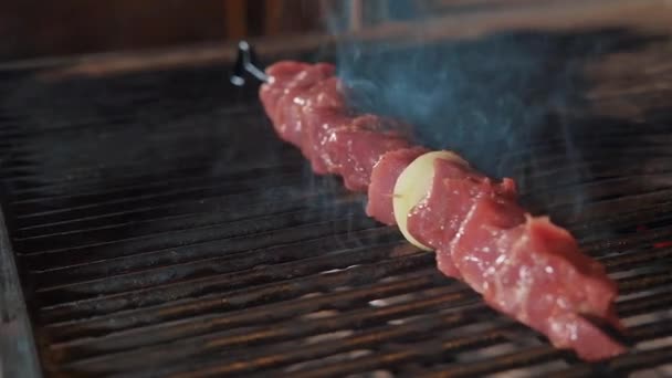 El chef está poniendo pinchos con carne en la parrilla sobre carbón. Carne en pinchos. Complejo restaurante. — Vídeo de stock