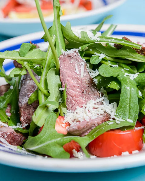 Salada Com Carne Bovina Morangos Tomate Rúcula Fresca Queijo Servido — Fotografia de Stock