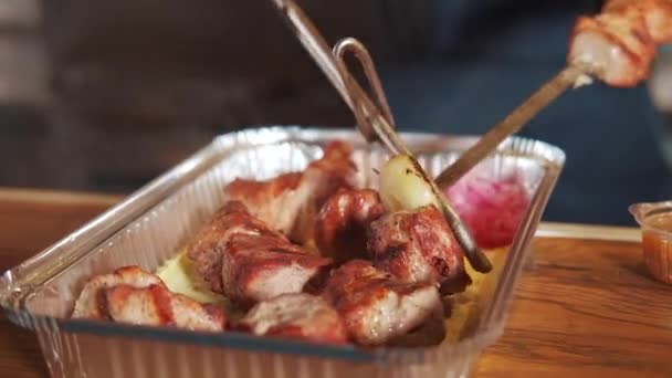 Carne alla griglia. Shish kebab cotto sugli spiedini. Chef in ristorante mettendo shashlik cotto in una scatola di stagnola per la consegna. — Video Stock