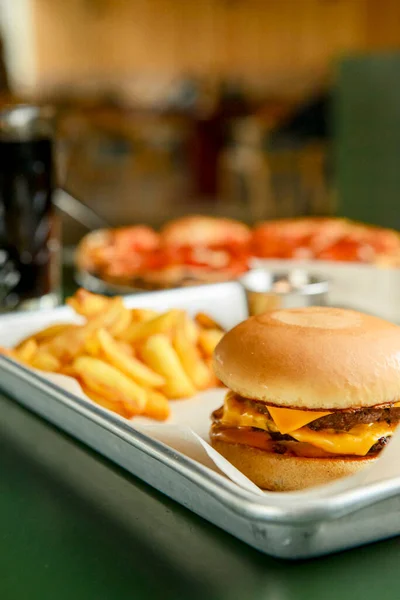 Hambúrguer Com Batatas Fritas Molho Uma Bandeja Metal Restaurante Fundo — Fotografia de Stock