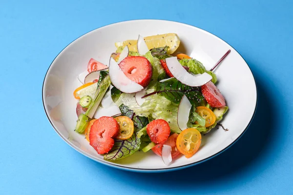 Salada Espinafre Com Morangos Tomate Cereja Fatias Coco Uma Placa — Fotografia de Stock