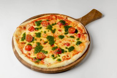 Kiraz domatesli ve fesleğen soslu pizza, beyaz arka planda kırsal taze pizza. Geleneksel İtalyan mutfağı kavramı.