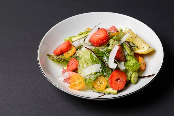 Salada Espinafre Com Morangos Tomate Cereja Fatias Coco Uma Placa — Fotografia de Stock
