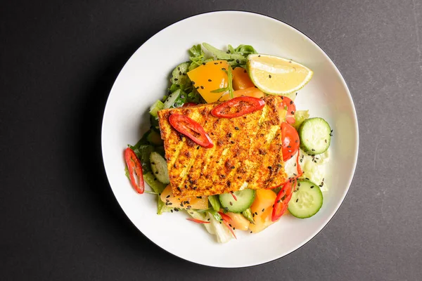 Izgara tavuklu sandviç ve tabakta taze sebze salatası, öğle yemeği ya da kahvaltı. Sağlıklı beslenme konsepti. Siyah arkaplanda servis edildi.