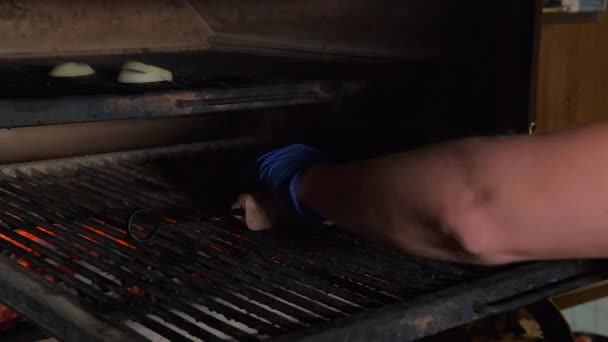 Chefe Está Pôr Espetos Com Carne Grelha Por Causa Carvão — Vídeo de Stock