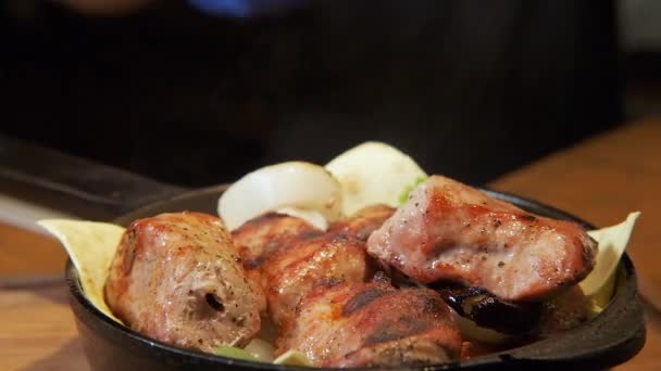 Sluiten Van Geroosterde Shashlik Bord Sappige Barbecue Tafel Binnen Chef — Stockvideo